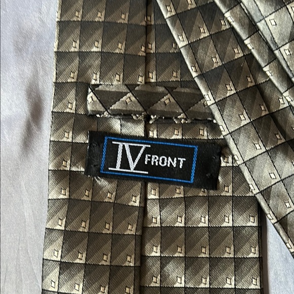 IV Front Silver Geometric Pattern Silk Tie - Picture 2 of 4
